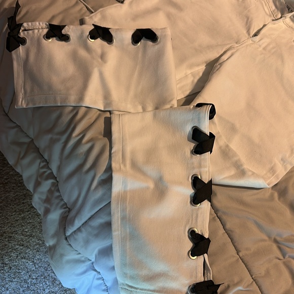 Women's white Venus Jeans with Black Bow Accents. Inseam approx 27 inches - Picture 2 of 4